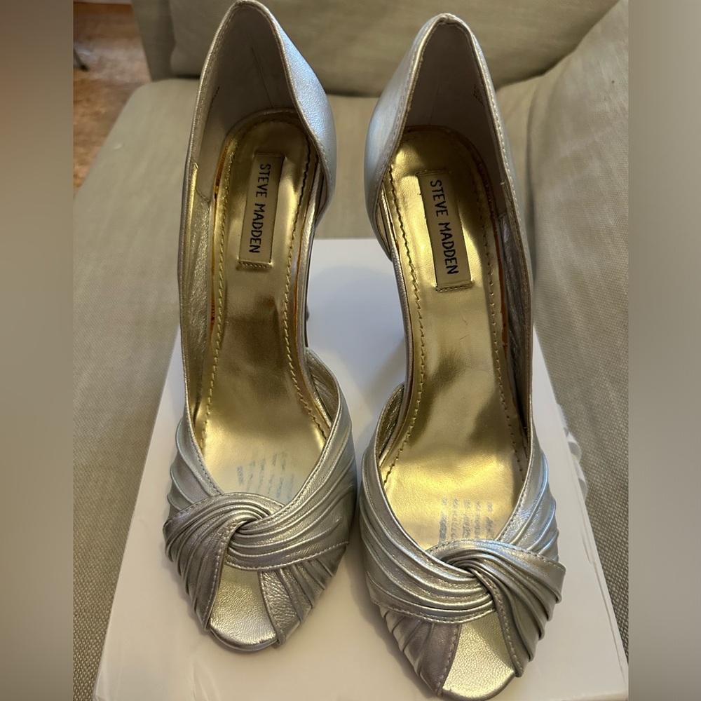 Steve Madden silver pumps - size 9.5 - only worn once - from the early 2000s!!